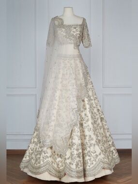 Anushree Reddy 
White Organza Square Neck Noor Bridal Lehenga Setting
